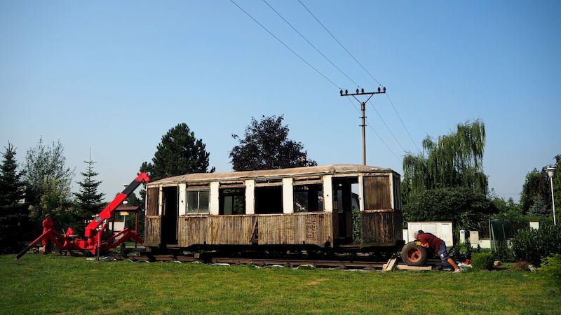 Milovník veteránů vrací na své zahradě život stoleté tramvaji